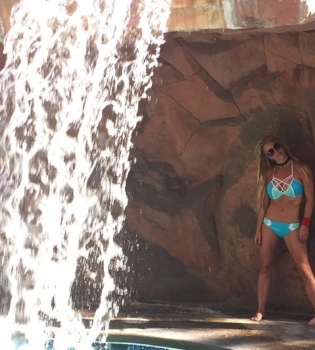 Бритни Спирс в бикини исполнила соблазнительный танец у водопада