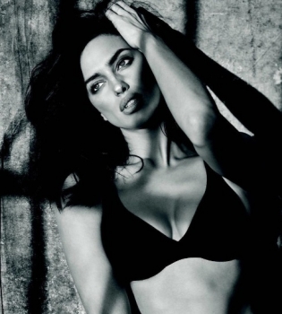 Голая правда: Ирина Шейк снялась полностью обнаженной для фотоальбома