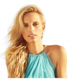 Каролина Куркова представила свой новый сексуальный парфюм