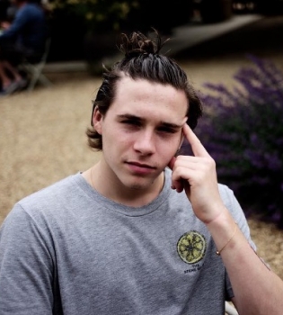 Счастливы вместе: Бруклин Бекхэм опубликовал новое фото с возлюбленной