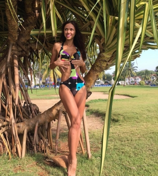 Вика из &quot;Неангелов&quot; продемонстрировала идеальную фигуру в купальнике