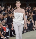 Из декрета на подиум: Наталья Водянова показала фигуру спустя три недели после родов