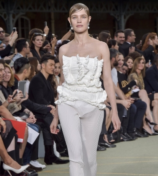 Из декрета на подиум: Наталья Водянова показала фигуру спустя три недели после родов