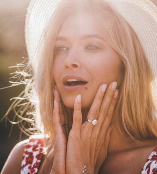 Вера Брежнева поделилась трогательным снимком своих дочерей