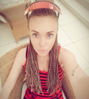 Звездная мамочка Слава из &quot;Неангелов&quot; продемонстрировала гибкое тело