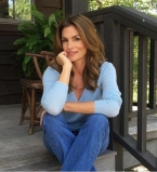 Леди в черном: Синди Кроуфорд и Кайя Гербер позируют в стильных нарядах