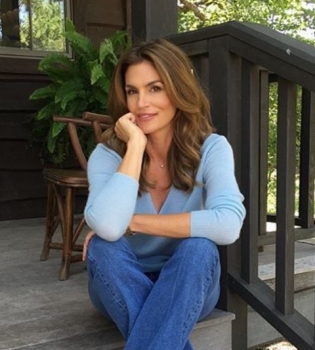 Леди в черном: Синди Кроуфорд и Кайя Гербер позируют в стильных нарядах