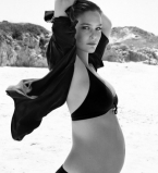 Беременная Бар Рафаэли в бикини демонстрирует округлившийся живот