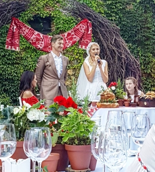 В сети появились первые снимки со свадьбы Ольги Горбачевой и Юрия Никитина в украинском стиле