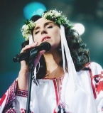 Джамала вышла на сцену Alfa Jazz Fest в модном платье-вышиванке