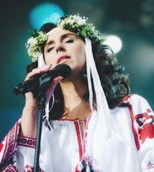 Джамала вышла на сцену Alfa Jazz Fest в модном платье-вышиванке