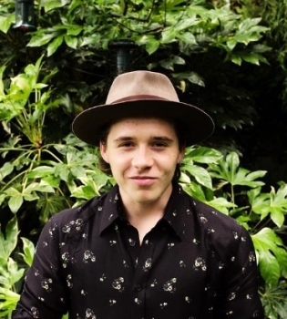 Мамин сын: в сети появился очередной совместный снимок Бруклина и Виктории Бекхэм