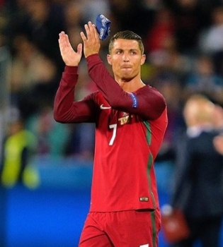 Счастливый победитель: Криштиану Роналду поделился послематчевыми снимками