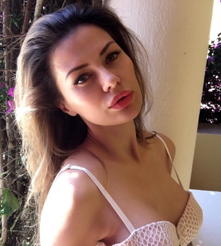 Стройная и сексуальная Виктория Боня демонстрирует нереальные позы в йоге