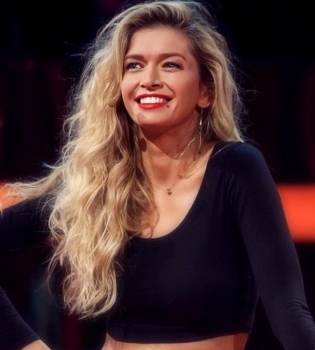 Вера Брежнева поделилась семейной фотографией с сестрами