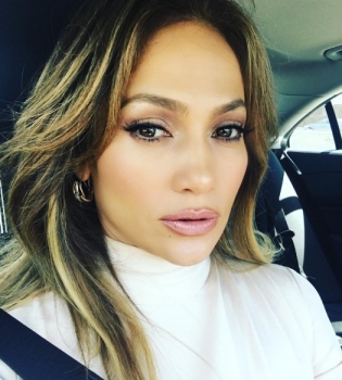 Красива всегда: Дженнифер Лопес показала лицо без макияжа