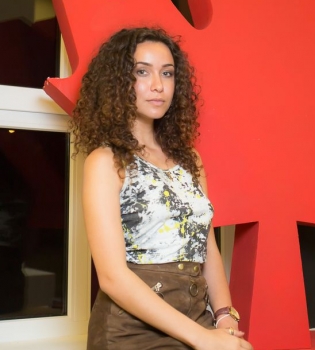 Анетти вышла в свет в дерзком мини