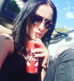 Стройная Анастасия Приходько в купальнике показала патриотическую татуировку