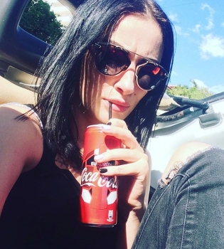 Стройная Анастасия Приходько в купальнике показала патриотическую татуировку