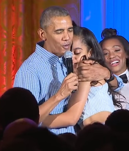 Видео: Барак Обама публично спел для дочери &quot;Happy Birthday&quot;