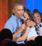 Видео: Барак Обама публично спел для дочери &quot;Happy Birthday&quot;