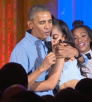Видео: Барак Обама публично спел для дочери &quot;Happy Birthday&quot;