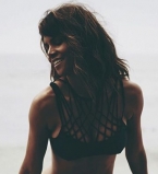 49-летняя Холли Берри позирует в соблазнительном бикини