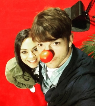 Мила Кунис и Эштон Катчер веселятся на камеди-шоу