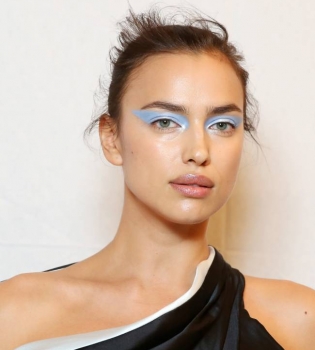 Ирина Шейк блистает на показе Versace