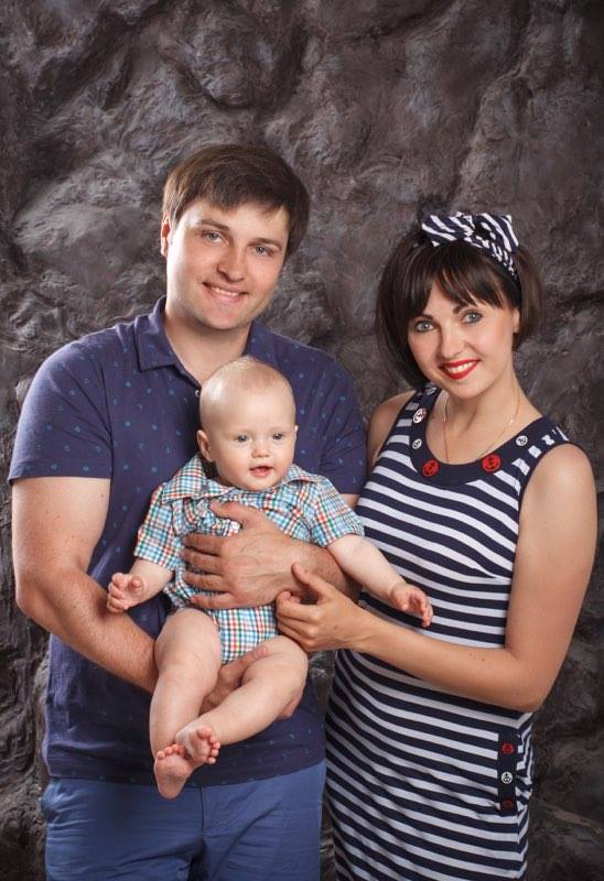 Ведущий Фактов Андрей Ковальский снялся в фотосессии с женой и маленьким  сыном