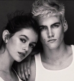 Счастливое детство: Кайя Гербер показала раритетное фото с братом