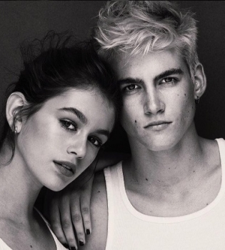 Счастливое детство: Кайя Гербер показала раритетное фото с братом