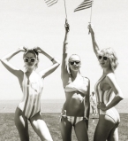 Красотки в сборе: Джиджи Хадид, Тэйлор Свифт и Кара Делевинь позируют в бикини