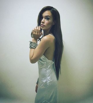 Мария Яремчук обрезала свои длинные волосы по плечи