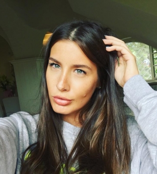 Девочки на пляже: Кети Топурия позирует с дочерью в купальниках