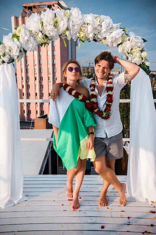Анатолий Анатолич и его жена устроили гавайскую свадьбу