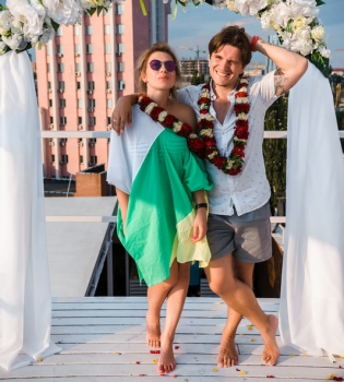 Анатолий Анатолич и его жена устроили гавайскую свадьбу