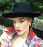 Келли Осборн примерила платье-вышиванку: &quot;Украина &ndash; сердце моды&quot;