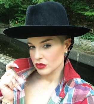 Келли Осборн примерила платье-вышиванку: &quot;Украина &ndash; сердце моды&quot;