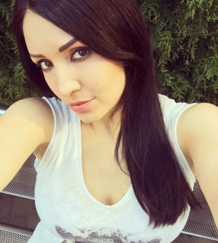 Ангелина Завальская впервые показала свою маленькую дочь