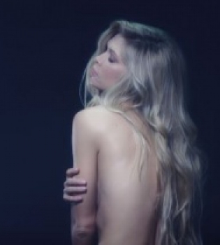 Вера Брежнева оголилась в клипе на англоязычную песню