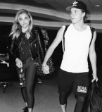 Ни шага без любимого: Бруклин Бекхэм с Хлоей Морец посетили занятие по боксу