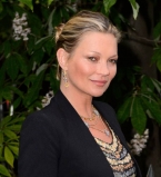 Сама скромность: Кейт Мосс удивила публику сдержанным нарядом