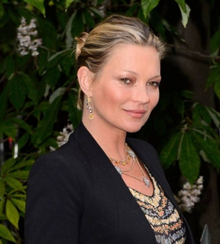 Сама скромность: Кейт Мосс удивила публику сдержанным нарядом