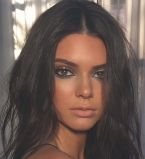 Пикантно: Кендалл Дженер в сексуальном бикини позирует в постели