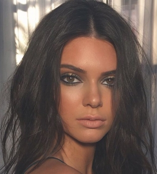 Пикантно: Кендалл Дженер в сексуальном бикини позирует в постели