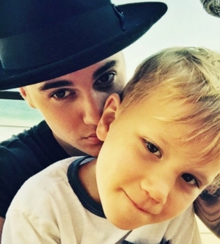 Маленькая копия: Джастин Бибер опубликовал стильные фото младшего брата