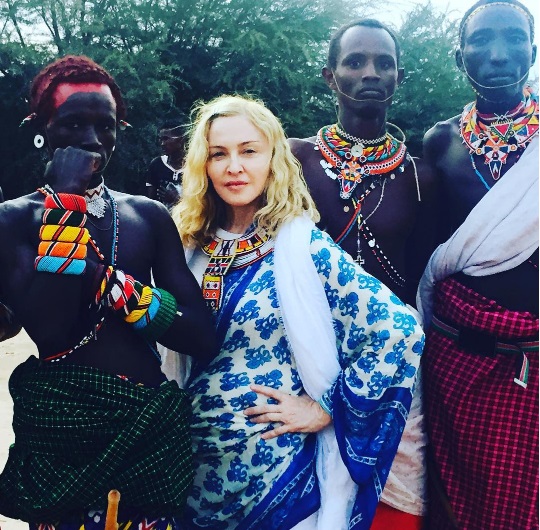 Звездное воссоединение: Мадонна вместе с сыном Рокко путешествует по Кении