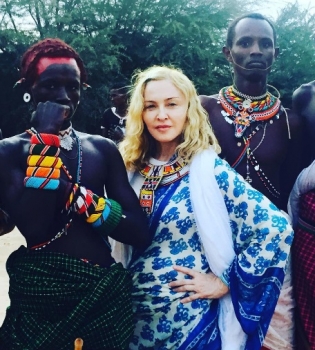 Звездное воссоединение: Мадонна вместе с сыном Рокко путешествует по Кении