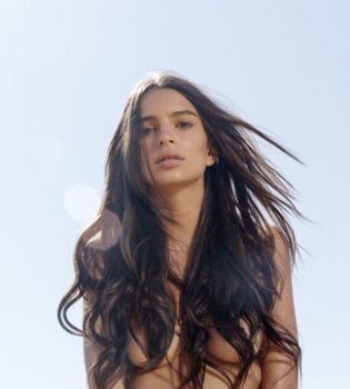 Голая правда: Эмили Ратажовски полностью обнажилась для новой фотосессии